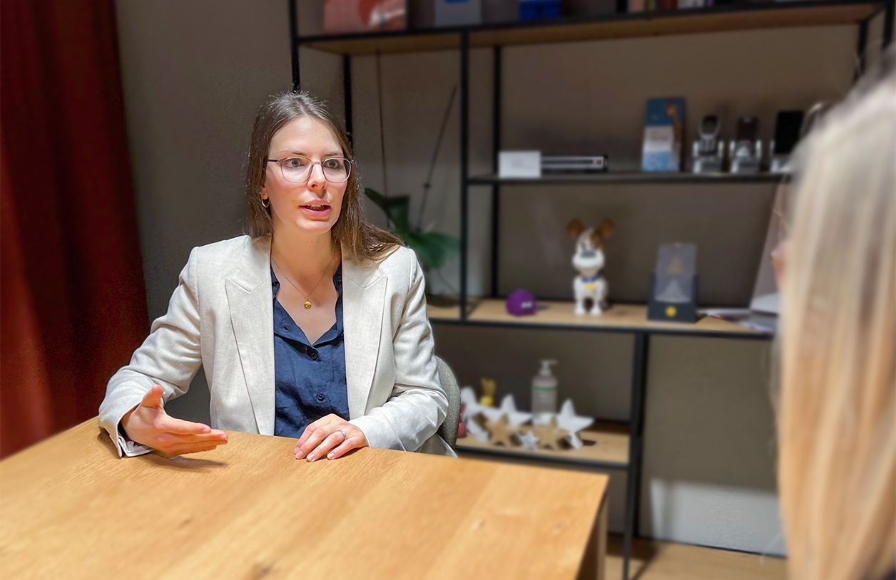 Marktforscherin sitzt in Besprechungsraum und wird interviewt