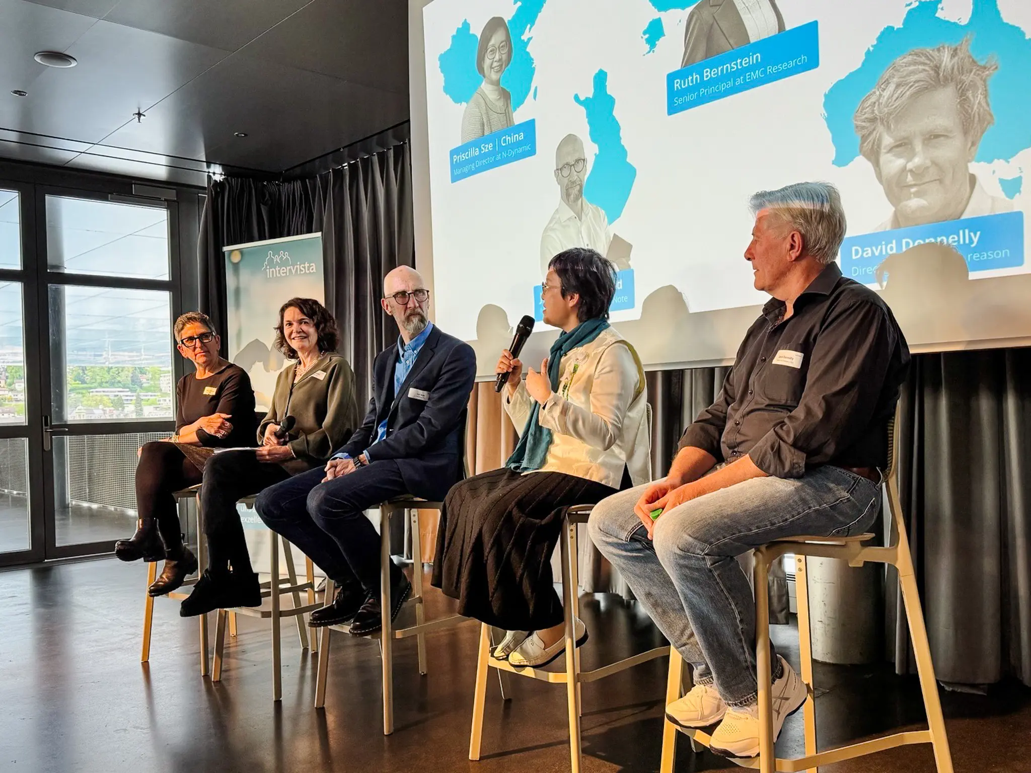 Forschende an einem Panel Talk