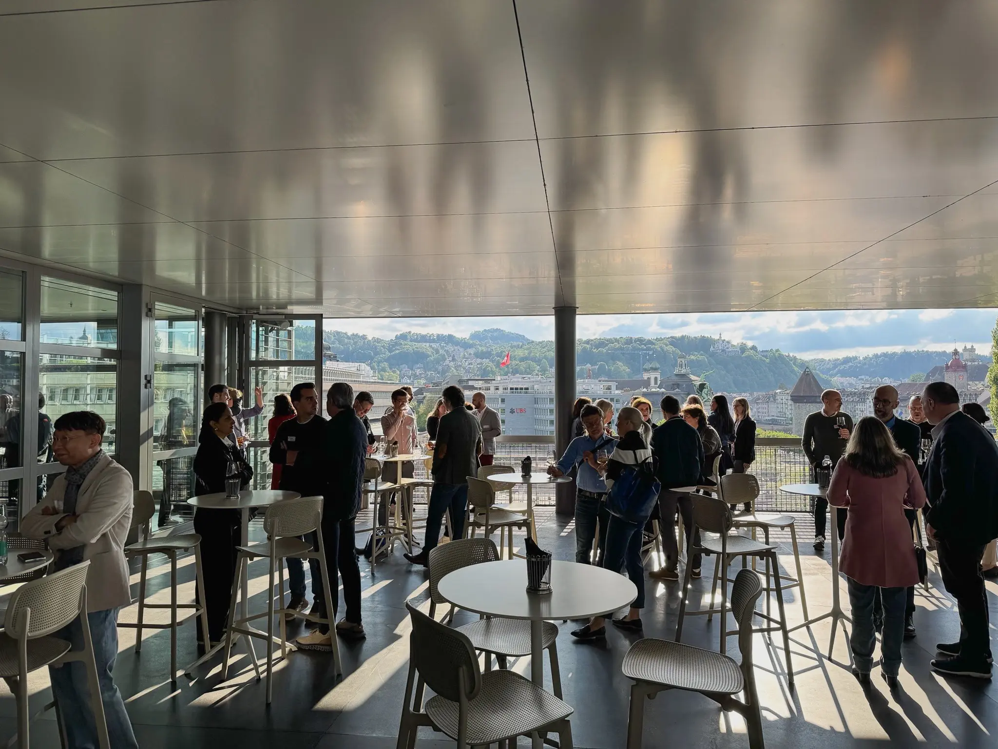 Menschen auf Terrasse