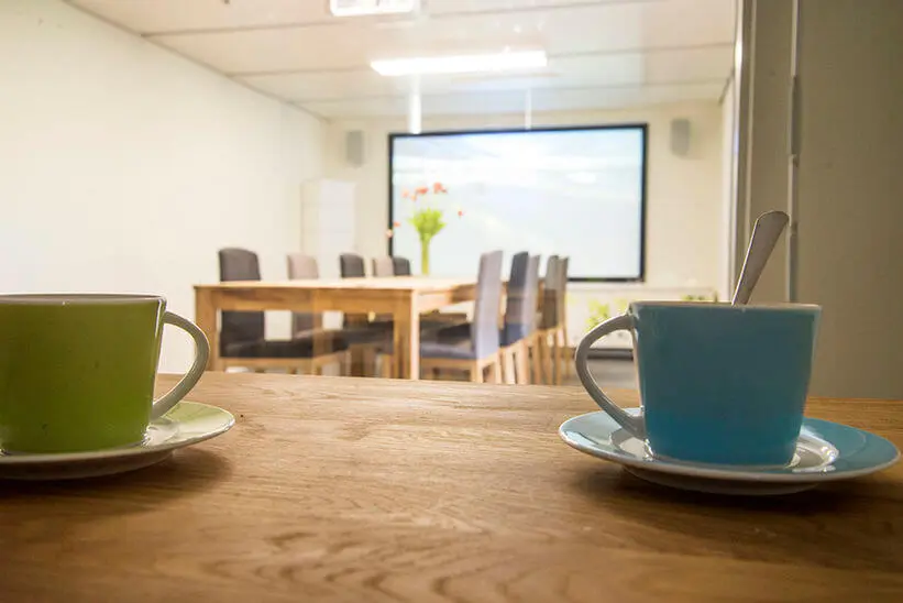  Beobachtungsraum mit Ganzwand-Einwegspiegel